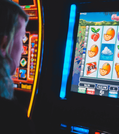 Person, die einen Spielautomaten spielt