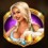 Blonde Kellnerin, Lila Hintergrund (Gold Feature)